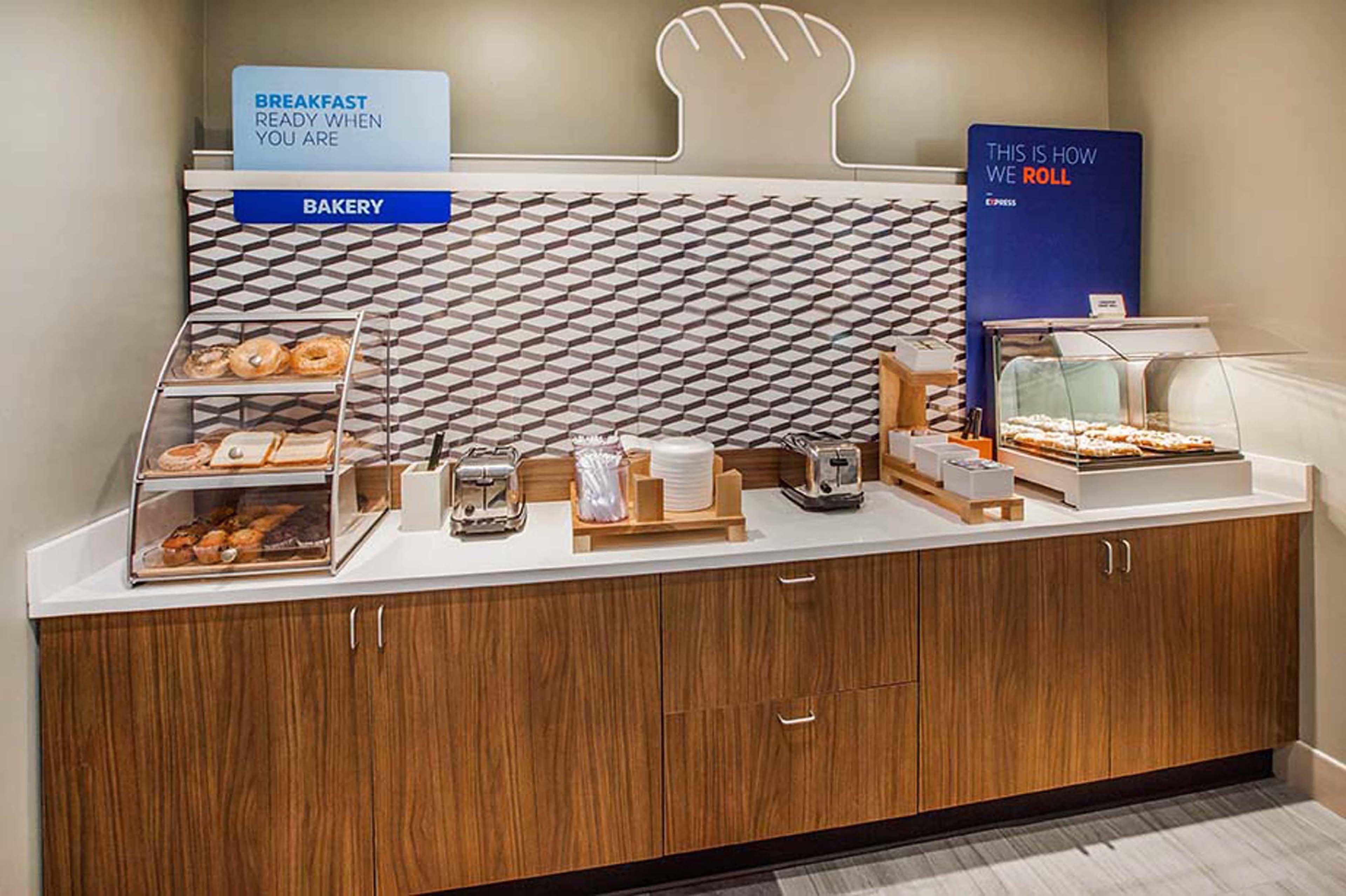 Holiday Inn Express Moline - Quad Cities Area By Ihg Exterior photo